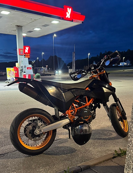 KTM 690 SMC R 2 of 30