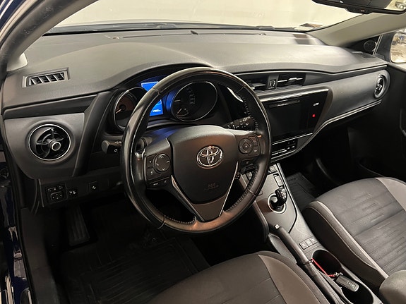 Toyota Auris 8 of 26
