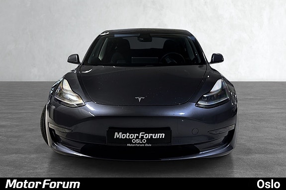 Grå elbil med facelift og markant Tesla-front, premium finish.