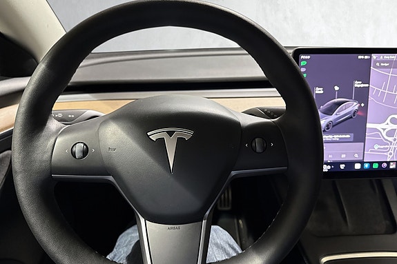 Tesla-styresystem med intuitiv kontroll og avansert navigasjon.