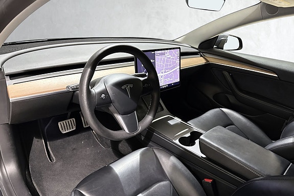 Minimalistisk dashbord med stor touchscreen og oppvarmet ratt.
