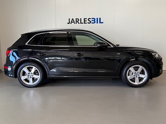 Audi Q5 2 of 27