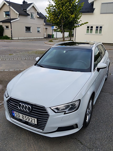 Audi e-tron 4 of 12