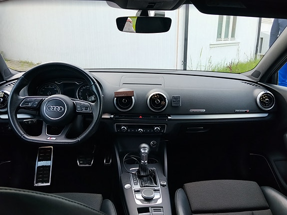 Audi e-tron 7 of 12