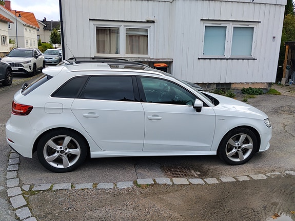 Audi e-tron 9 of 12