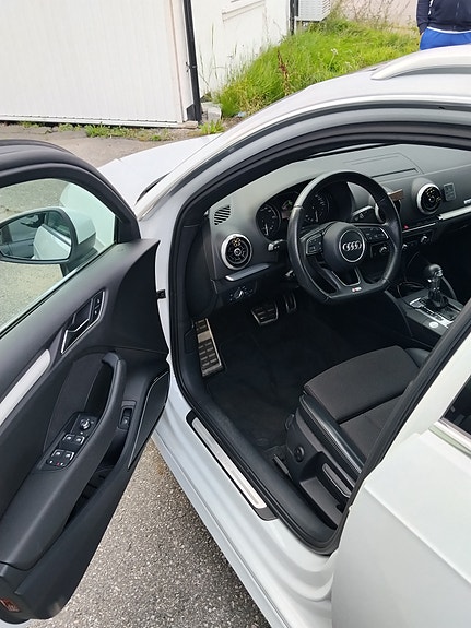 Audi e-tron 12 of 12