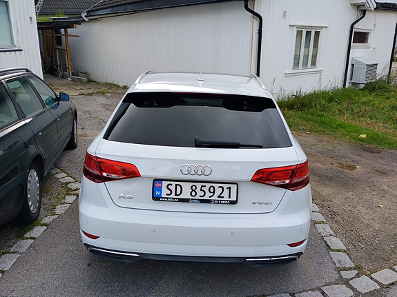 Audi e-tron 8 of 12