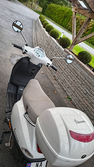 Vespa LX 50 4 of 11