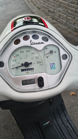 Vespa LX 50 3 of 11