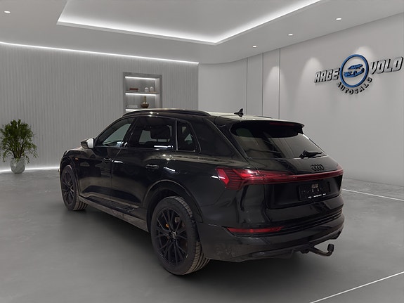 Audi e-tron 10 of 28