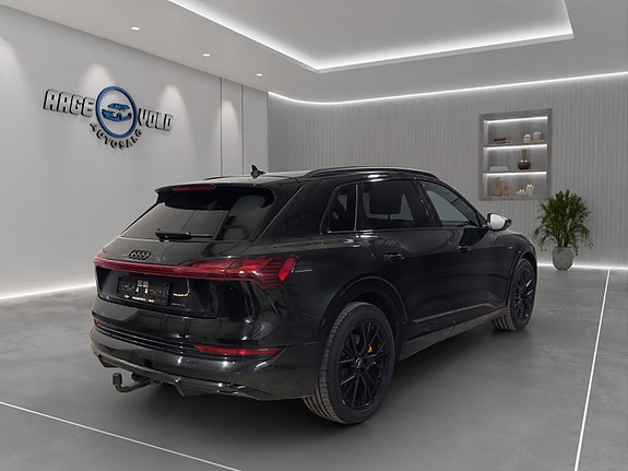 Audi e-tron 9 of 28