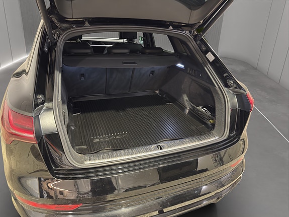 Audi e-tron 27 of 28
