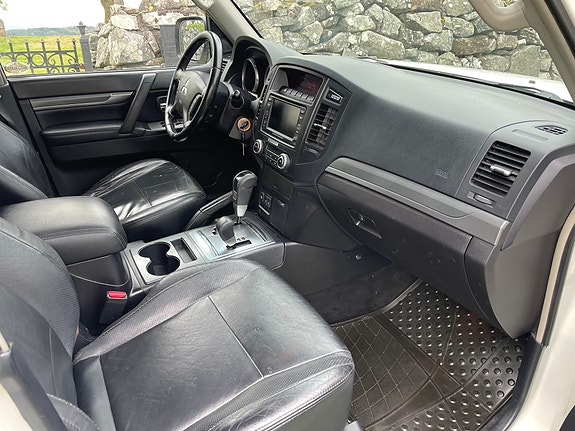 Mitsubishi Pajero 9 of 22