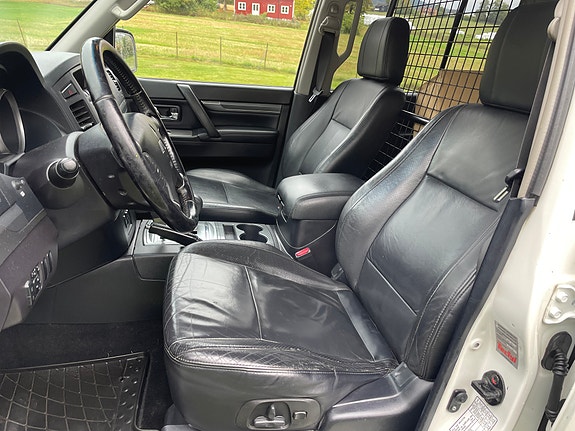 Mitsubishi Pajero 8 of 22
