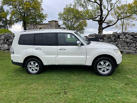 Mitsubishi Pajero 2 of 22