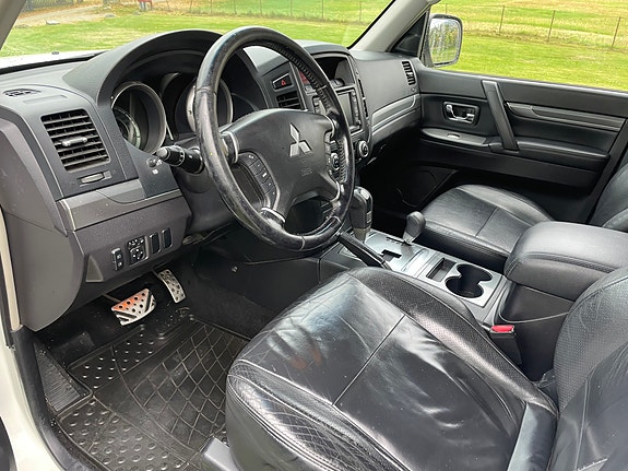 Mitsubishi Pajero 7 of 22