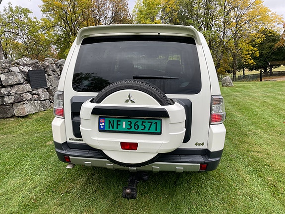 Mitsubishi Pajero 4 of 22