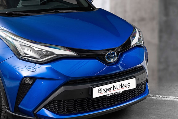 Toyota C-HR 2 of 24