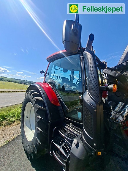 Valtra N154E 2 of 9