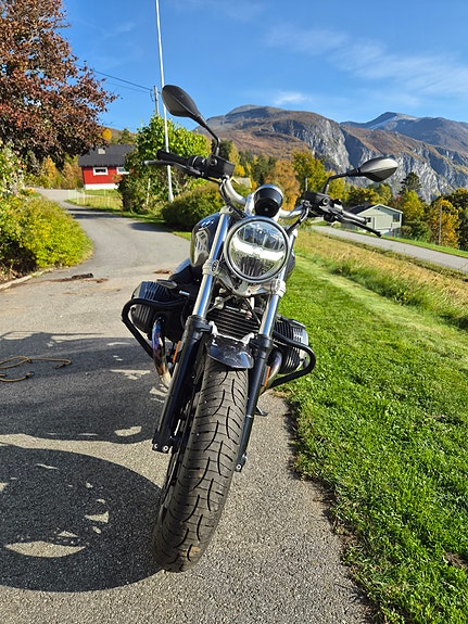 BMW R nineT Pure 2 of 8