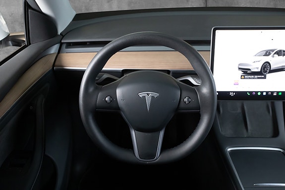Tesla Model Y 10 of 18