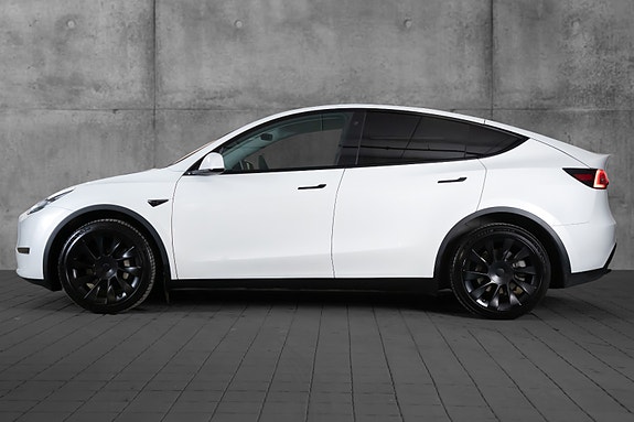 Tesla Model Y 6 of 18