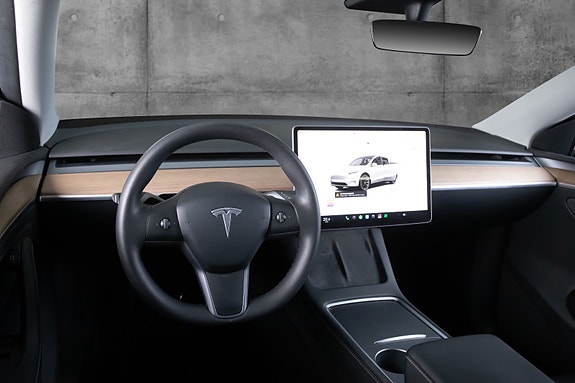 Tesla Model Y 8 of 18