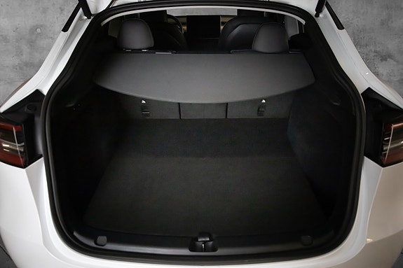 Tesla Model Y 7 of 18