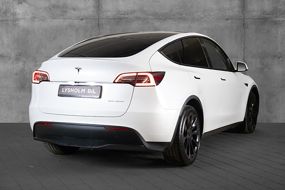 Tesla Model Y 5 of 18