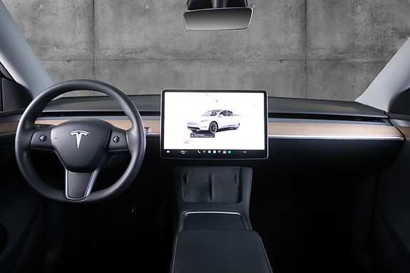 Tesla Model Y 9 of 18