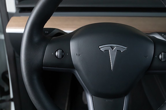 Tesla Model Y 17 of 18