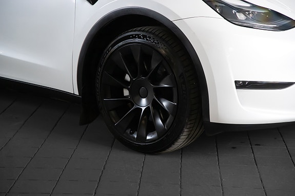 Tesla Model Y 4 of 18