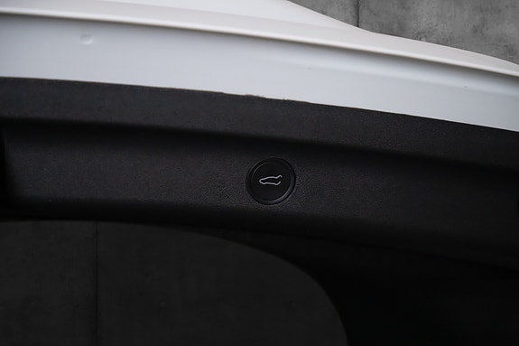 Tesla Model Y 13 of 18