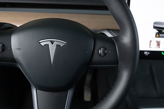 Tesla Model Y 16 of 18