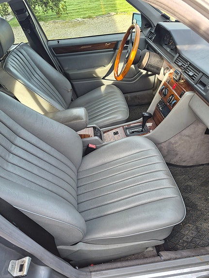 Mercedes-Benz E250 2 of 6