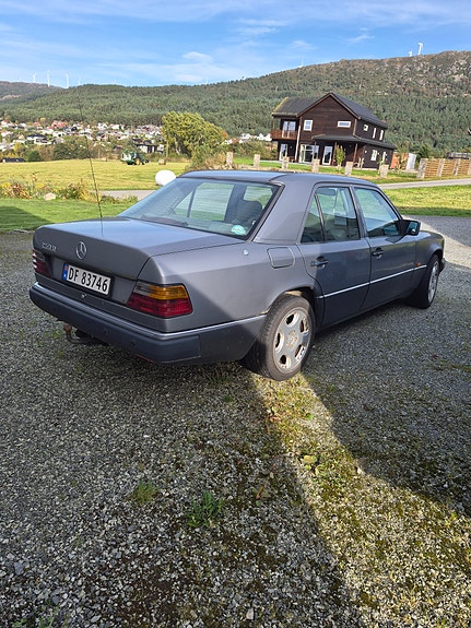 Mercedes-Benz E250 3 of 6