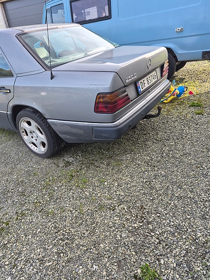 Mercedes-Benz E250 5 of 6