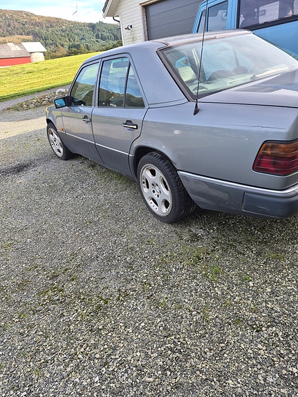Mercedes-Benz E250 4 of 6