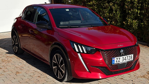 Peugeot e-208 3 of 23