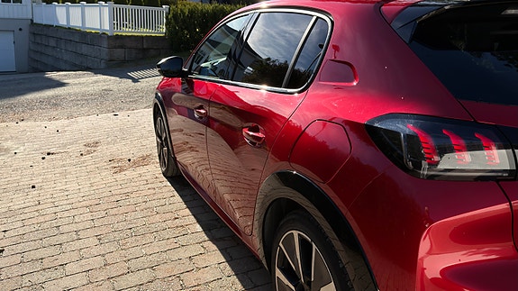 Peugeot e-208 8 of 23