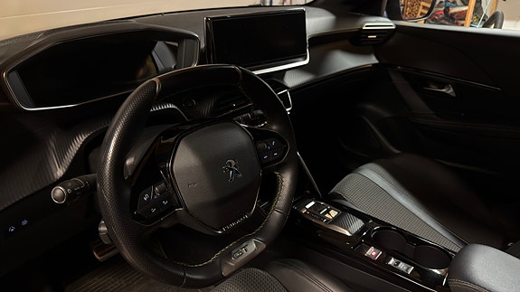 Peugeot e-208 10 of 23