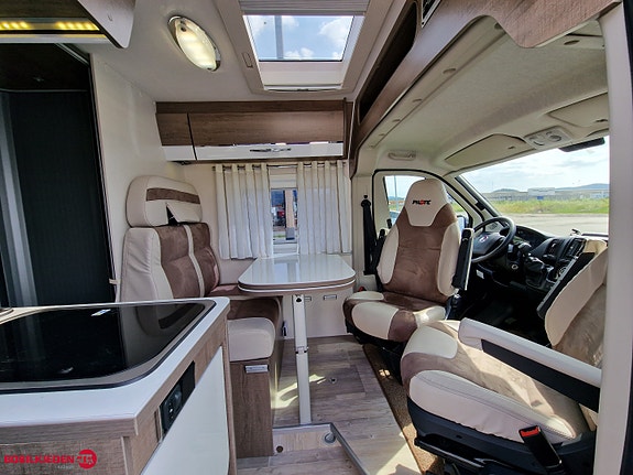 Pilote V630 Bybobil med 2 enkle senger og mye utstyr klar for både fricamp og vanlig Camping 7 of 17