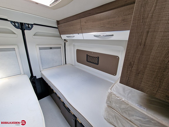 Pilote V630 Bybobil med 2 enkle senger og mye utstyr klar for både fricamp og vanlig Camping 16 of 17