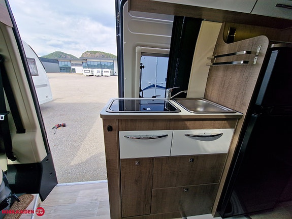 Pilote V630 Bybobil med 2 enkle senger og mye utstyr klar for både fricamp og vanlig Camping 9 of 17
