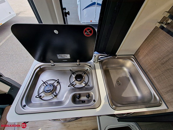 Pilote V630 Bybobil med 2 enkle senger og mye utstyr klar for både fricamp og vanlig Camping 10 of 17