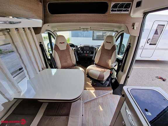 Pilote V630 Bybobil med 2 enkle senger og mye utstyr klar for både fricamp og vanlig Camping 6 of 17