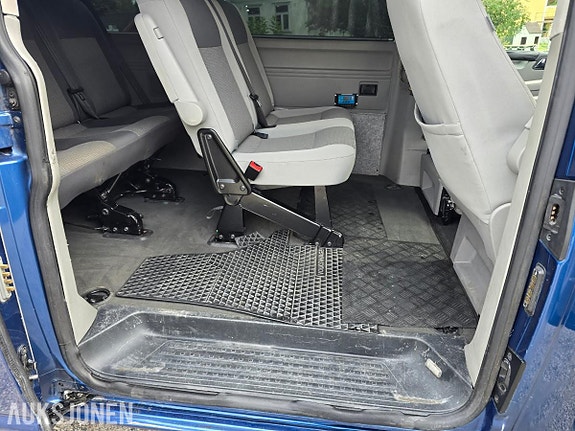Volkswagen Caravelle 12 of 17