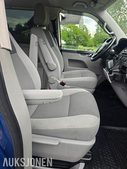 Volkswagen Caravelle 8 of 17
