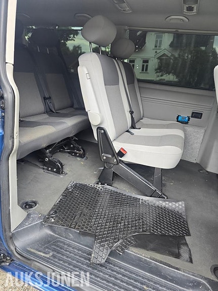 Volkswagen Caravelle 7 of 17