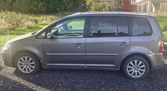 Volkswagen Touran 2 of 13